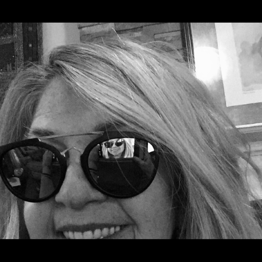 Very chic aviator style sunglasses.